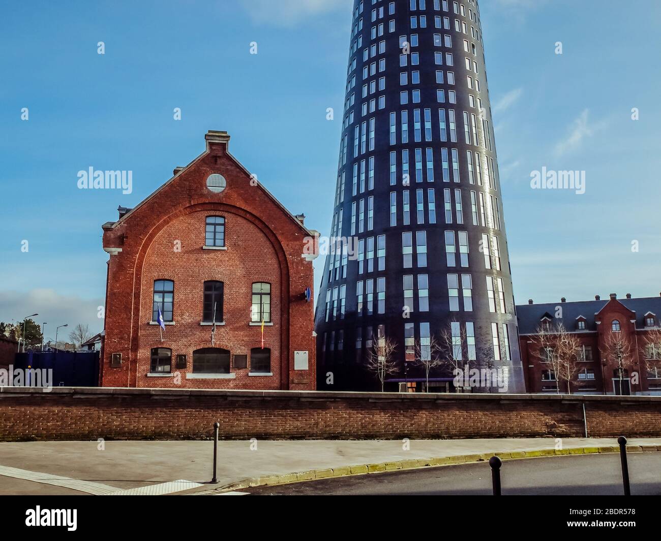 Torre blu, stazione di polizia nella zona della polizia, vicino alla rotonda di Spirou e alle vecchie caserme Defeld a Charleroi, Belgio Foto Stock