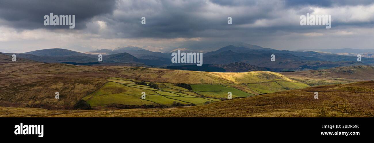 Vista da SwInside cadde su Black Beck nel sud-ovest Lake District. In lontananza la valle di Duddon e le alte campane. Foto Stock