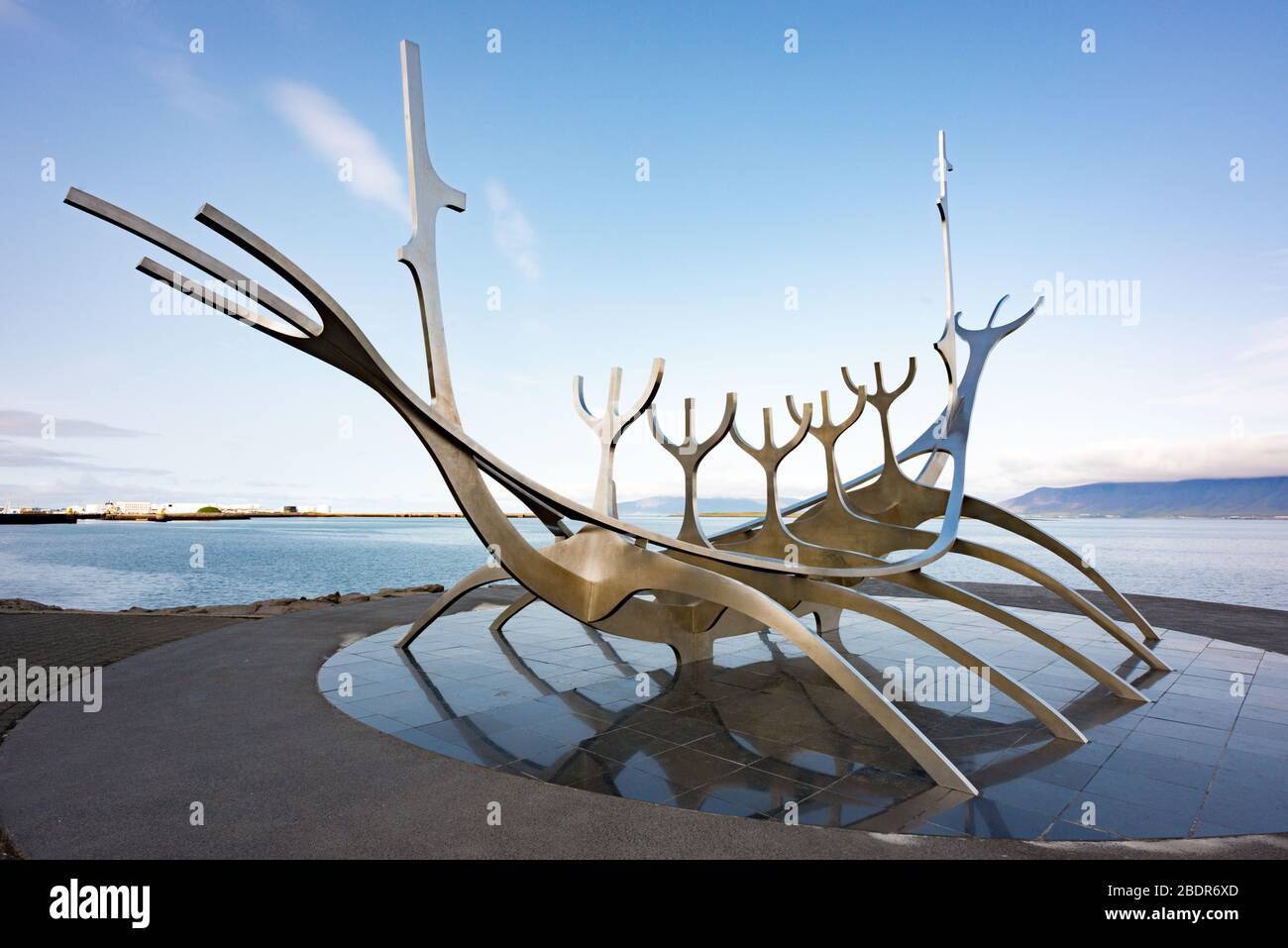 Solfar, la scultura Sun Voyager di Jón Gunnar Árnason, accanto alla strada Saebraut a Reykjavik Foto Stock