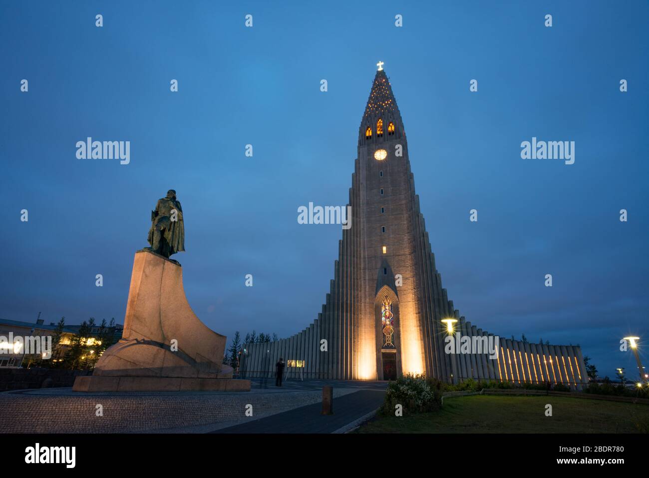 Hallgrímskirkja, la chiesa di Hallgrímur una chiesa luterana e la statua di Leif Erikson si illuminò di notte a Reykjavik, Islanda Foto Stock