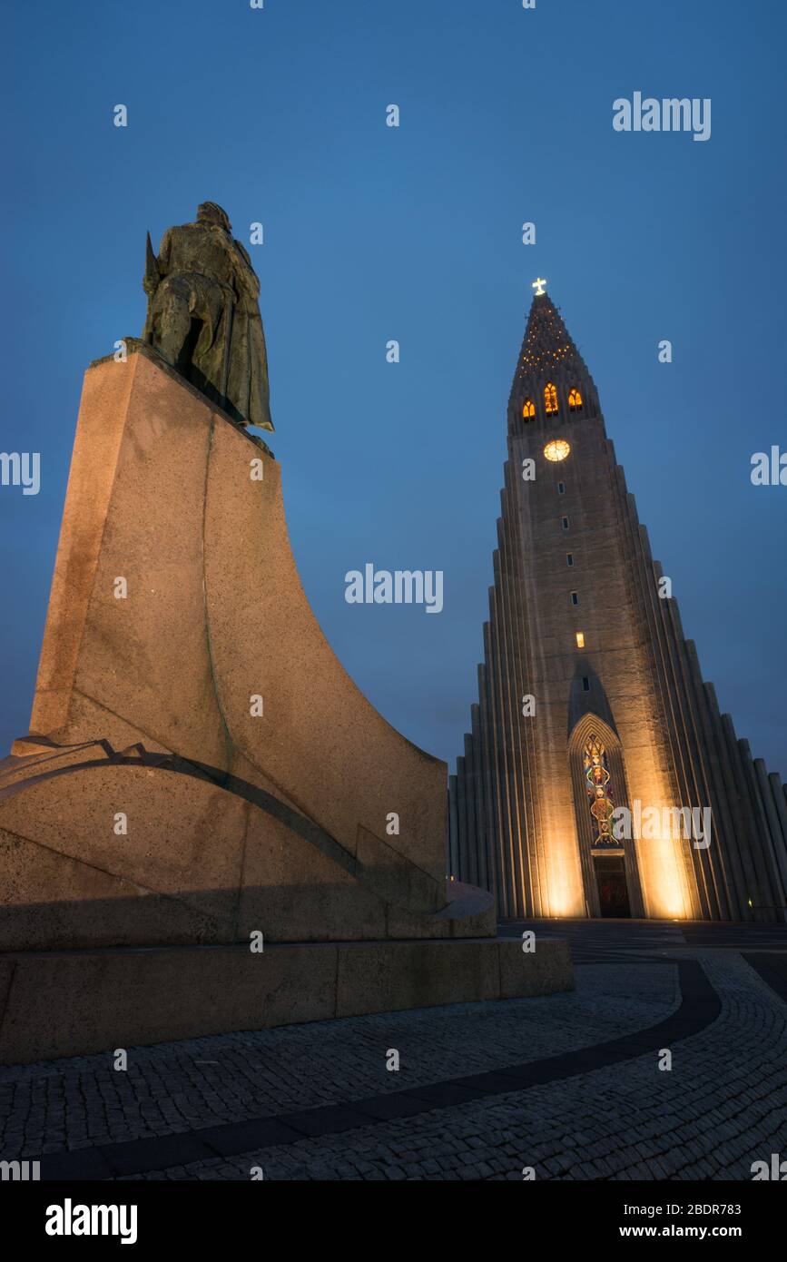 Hallgrímskirkja, la chiesa di Hallgrímur una chiesa luterana e la statua di Leif Erikson si illuminò di notte a Reykjavik, Islanda Foto Stock