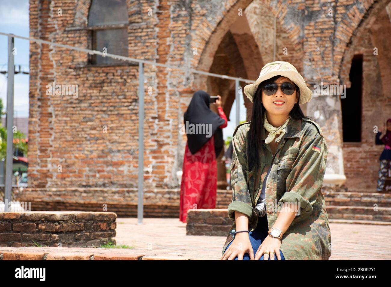 PATTANI, THAILANDIA - Agosto 16 : viaggiatori donne tailandesi viaggio visita e rispetto pregare Allah in Krue se Moschea o Masjid Kerisek a Tanyong Luloon d Foto Stock
