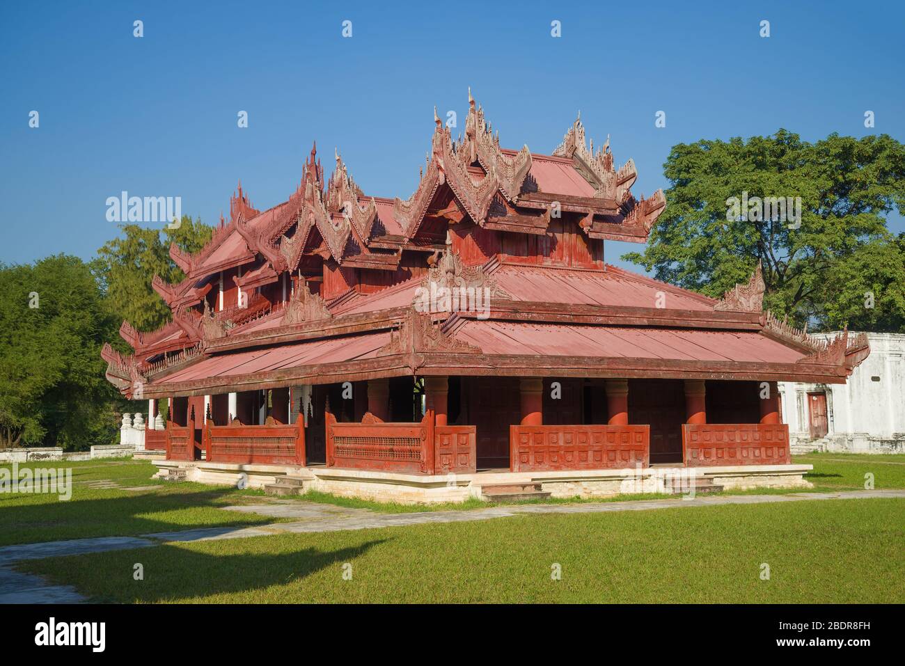 Primo piano del padiglione del palazzo in legno in una giornata di sole. Mandalay, Myanmar (Birmania) Foto Stock