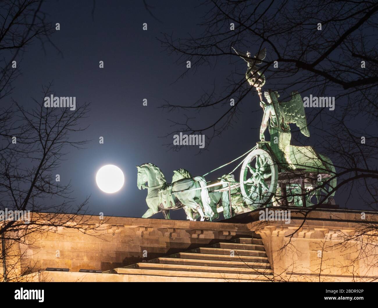 Supermoon sulla statua di Quadriga sulla porta di Brandeburgo, Berlino Foto Stock