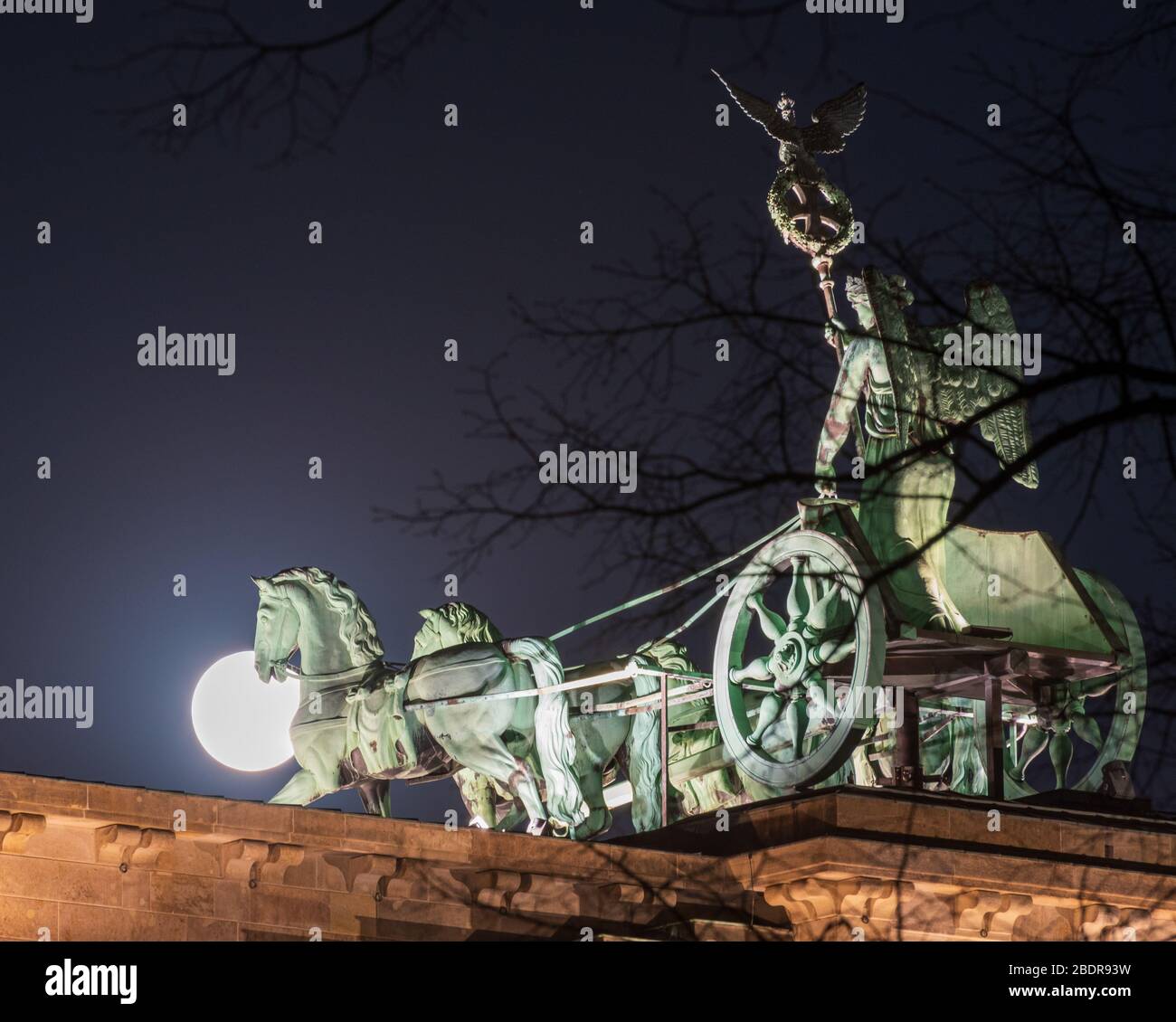 Supermoon sulla statua di Quadriga sulla porta di Brandeburgo, Berlino Foto Stock