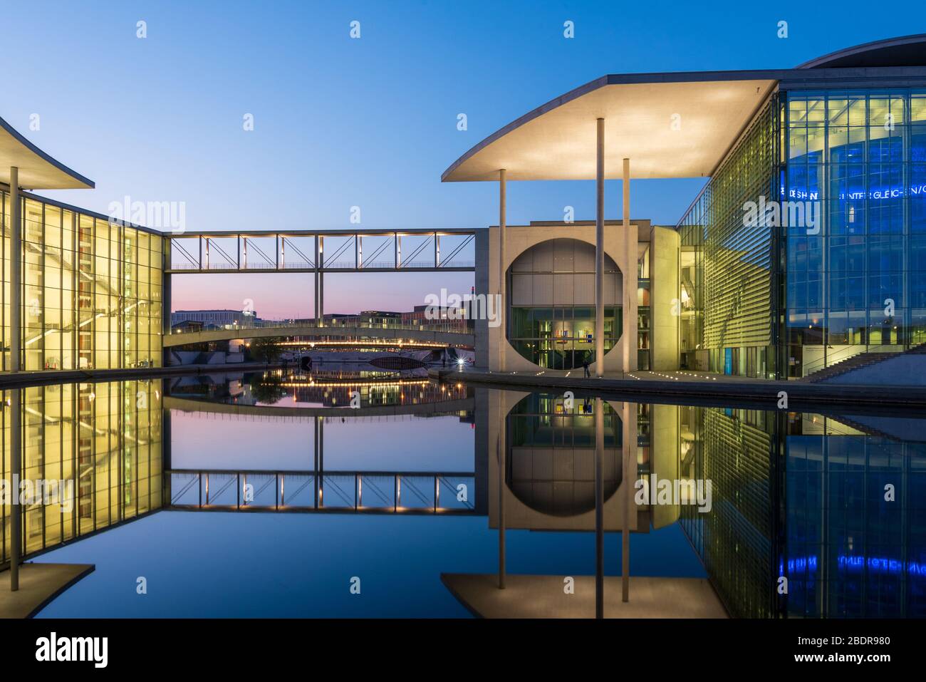 Il distretto del governo tedesco e il fiume Sprea si sono deserte durante il blocco del virus della corona, Berlino Foto Stock
