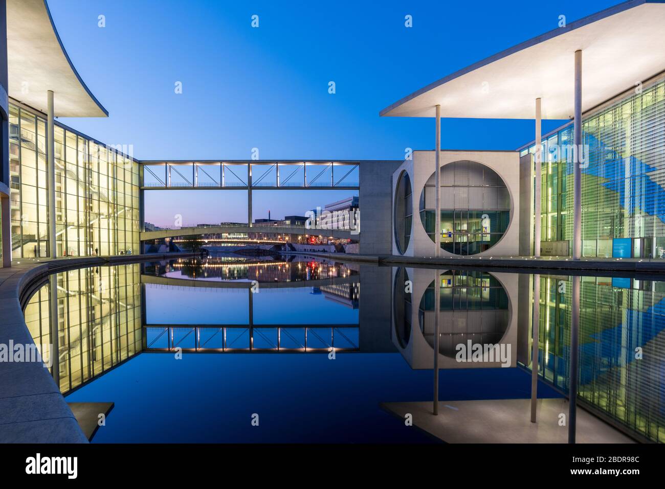 Il distretto del governo tedesco e il fiume Sprea si sono deserte durante il blocco del virus della corona, Berlino Foto Stock