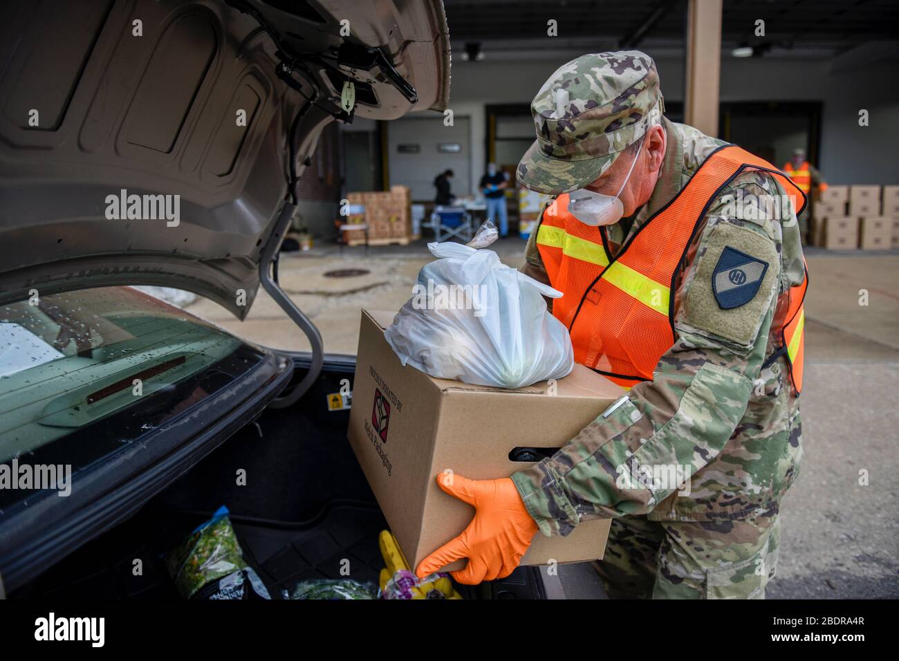 Ohio National Guardsmen Sgt. Matthew Austin, aiuta a caricare aiuti alimentari presso la Toledo Northwestern Ohio Food Bank per aiutare con COVID-19, coronavirus pandemic sollievo 7 aprile 2020 a Toledo, Ohio. Foto Stock