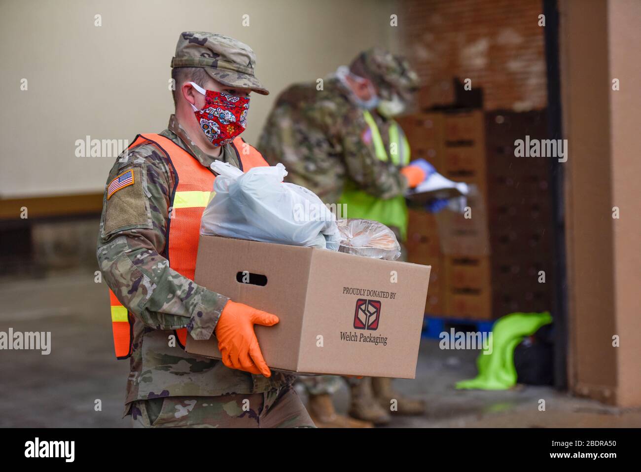 Ohio National Guardsmen aiuta a caricare aiuti alimentari presso la Toledo Northwestern Ohio Food Bank per aiutare con COVID-19, soccorso pandemico coronavirus 7 aprile 2020 a Toledo, Ohio. Foto Stock