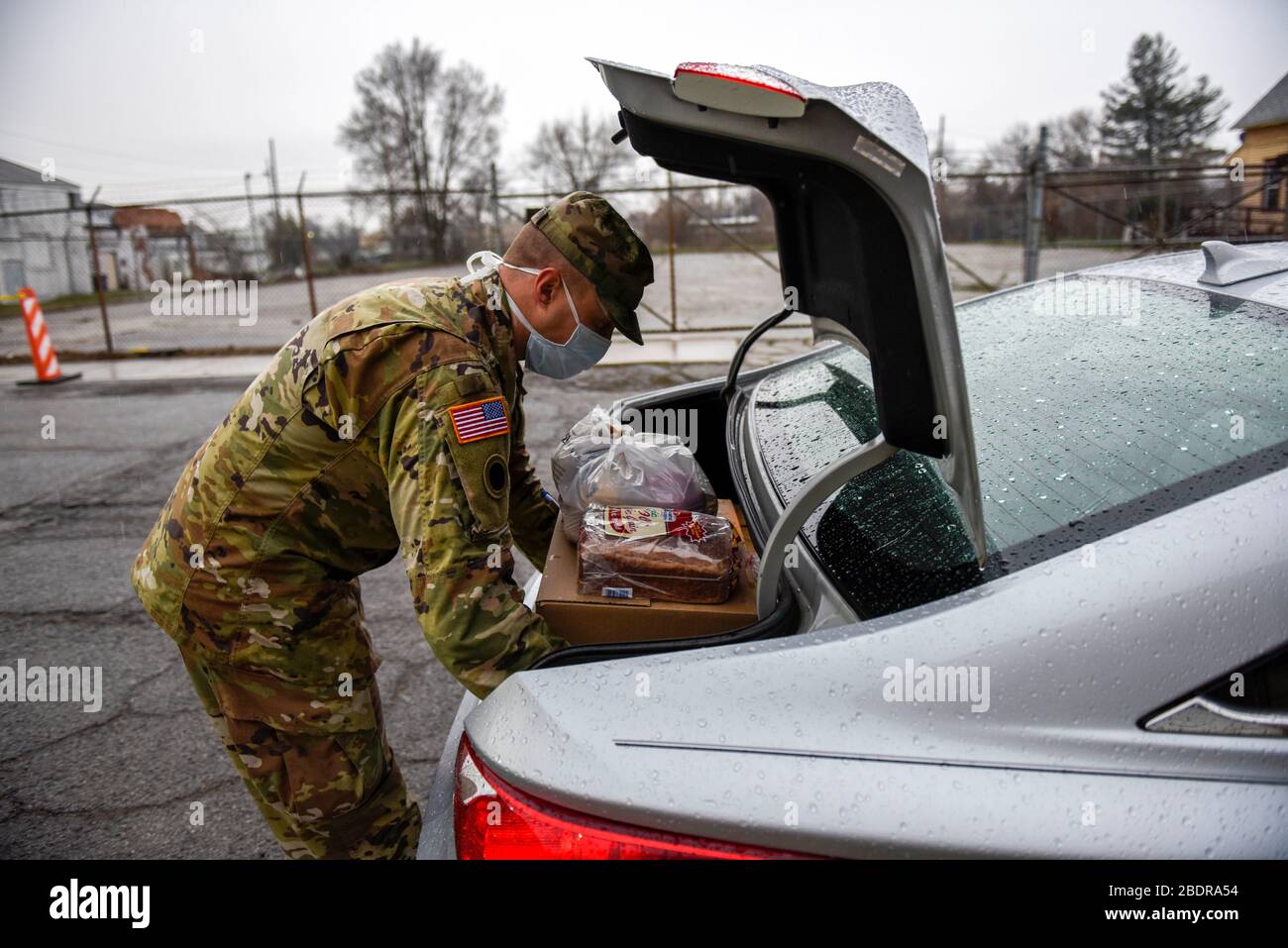 Ohio National Guardsmen 2nd Lt. Stephen Reid, aiuta a caricare aiuti alimentari presso la Toledo Northwestern Ohio Food Bank per aiutare con COVID-19, soccorso pandemico coronavirus 7 aprile 2020 a Toledo, Ohio. Foto Stock