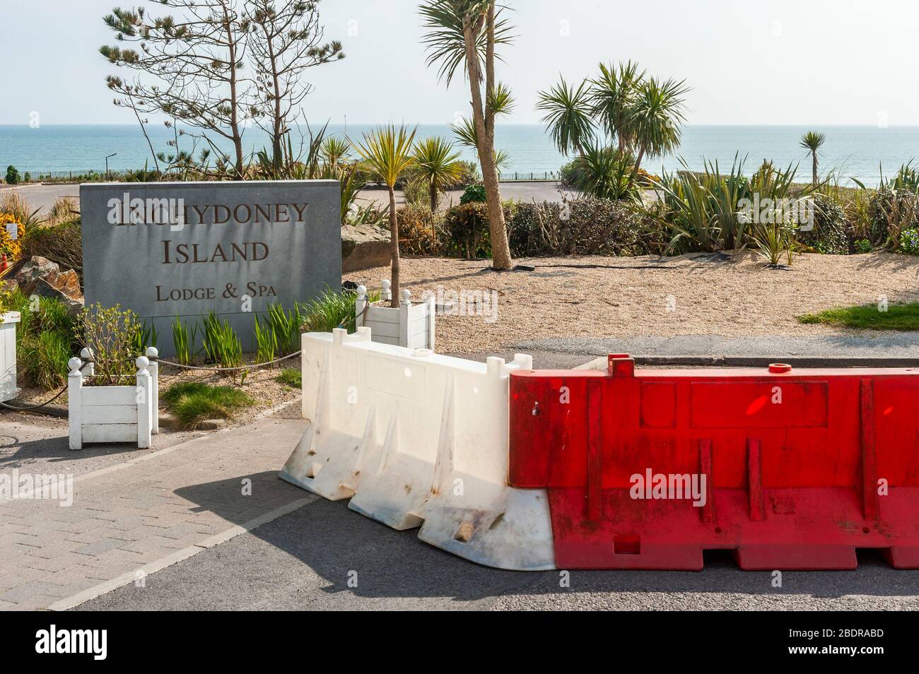 Cork occidentale, Irlanda. 9 Apr 2020. Il Cork County Council è stato impegnato a chiudere 14 parcheggi presso le spiagge e i luoghi turistici più popolari negli ultimi due giorni a causa della pandemia di Coronavirus. Questa era la scena di oggi a Inchydoney Beach. Credit: Andy Gibson/Alamy Live News Foto Stock