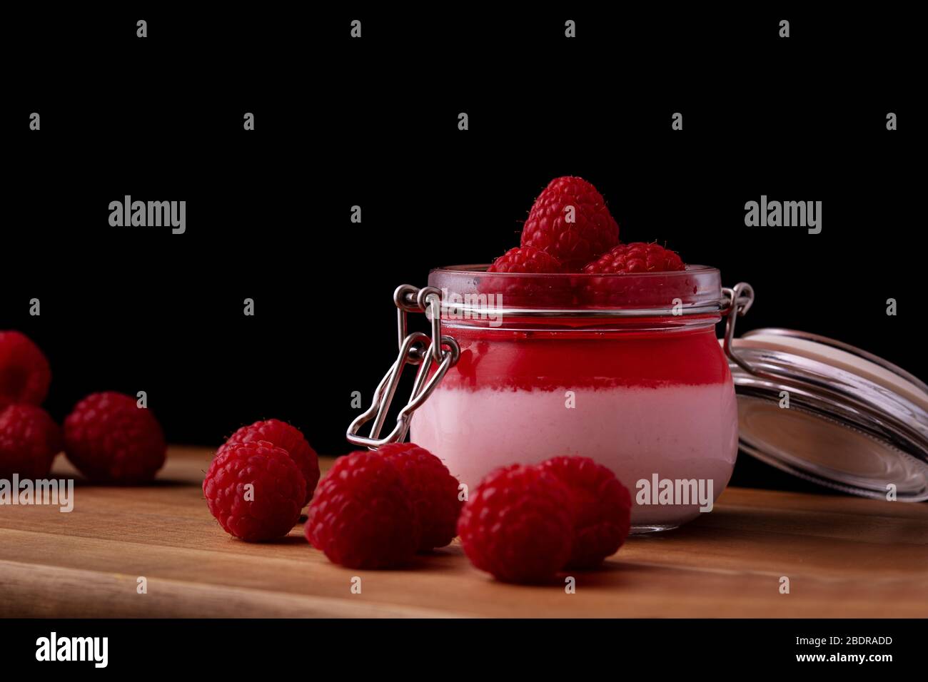 deliziosa panacotta con gelatina di lamponi Foto Stock