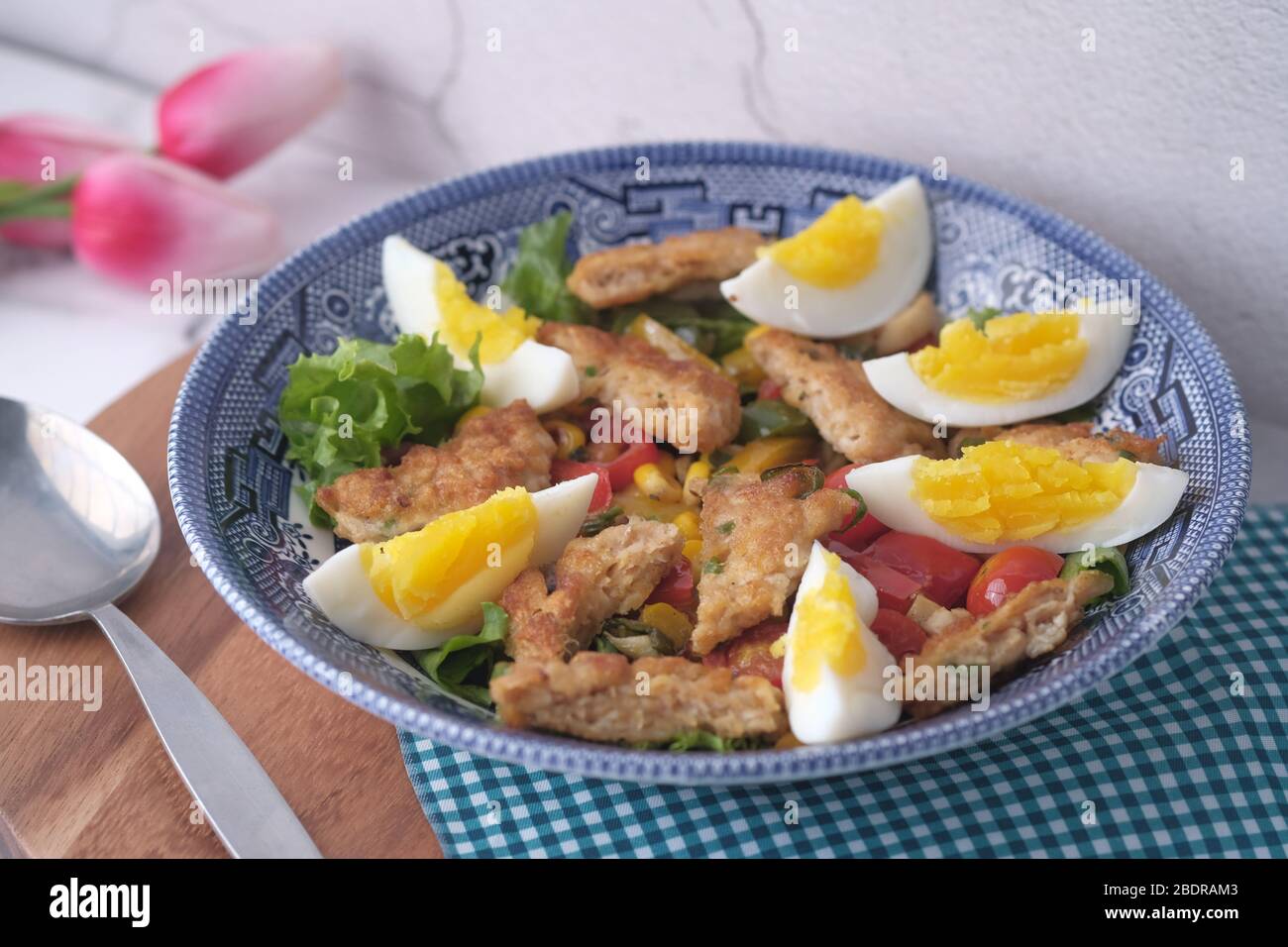 Pepite di pollo fatte in casa con insalata sul piatto Foto Stock