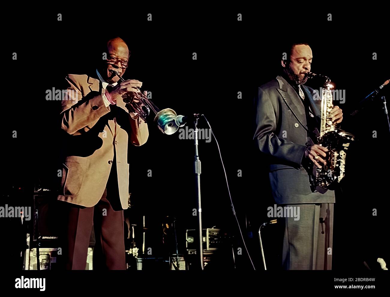 Washington, DC. USA, 21 marzo 1992 L-R Clark Terry alla tromba e Grover Washington al sax durante il concerto dal vivo del 50° anniversario degli studi di Voice of America. Foto Stock