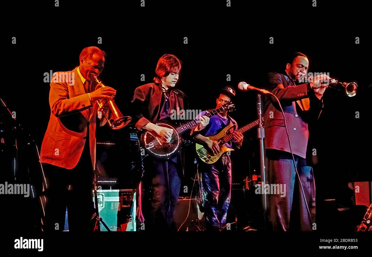 Washington, DC. USA, 21 marzo 1992 L-R Clark Terry su tromba, Bela Fleck su banjo, Victor Wooten su basso e Grover Washington su sax soprano in diretta durante il 50 ° anniversario spettacolo dagli studi di Voice of America. Foto Stock