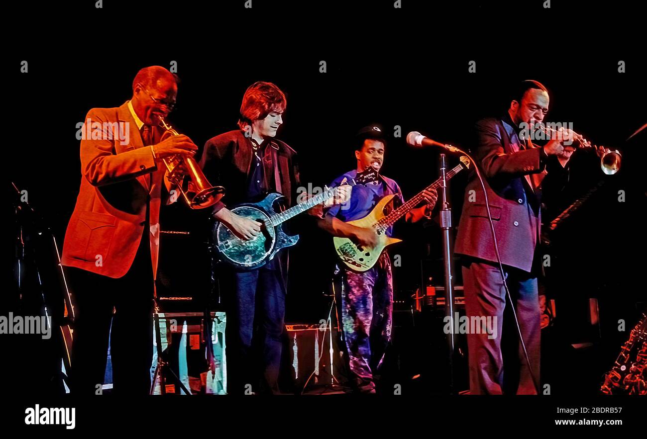 Washington, DC. USA, 21 marzo 1992 L-R Clark Terry su tromba, Bela Fleck su banjo, Victor Wooten su basso e Grover Washington su sax soprano in diretta durante il 50 ° anniversario spettacolo dagli studi di Voice of America. Foto Stock