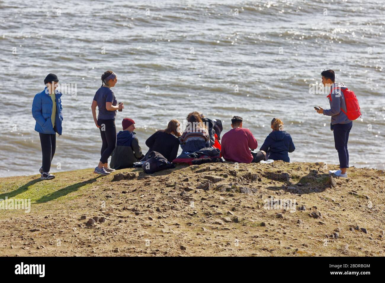 Nella foto: Un gruppo di escursionisti sul sentiero costiero di Langland Bay vicino Swansea, Galles, Regno Unito. Domenica 22 Marzo 2020 Re: Covid-19 Coronavirus pandemic, UK. Foto Stock