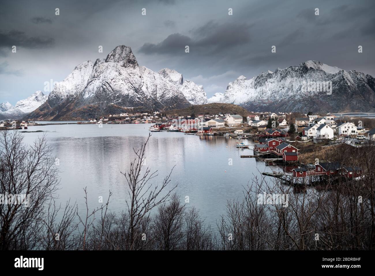 Bellissimo villaggio di pescatori di Reine nelle isole Lofoten in inverno, Norvegia Foto Stock