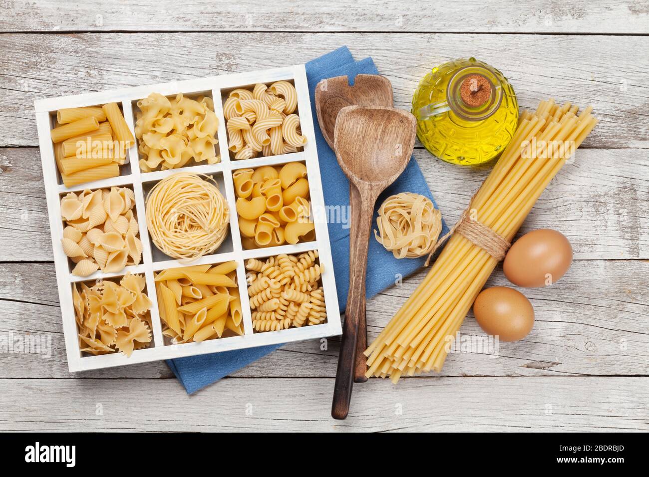 Varie la pasta in una scatola di legno. Vista superiore laici piatta Foto Stock