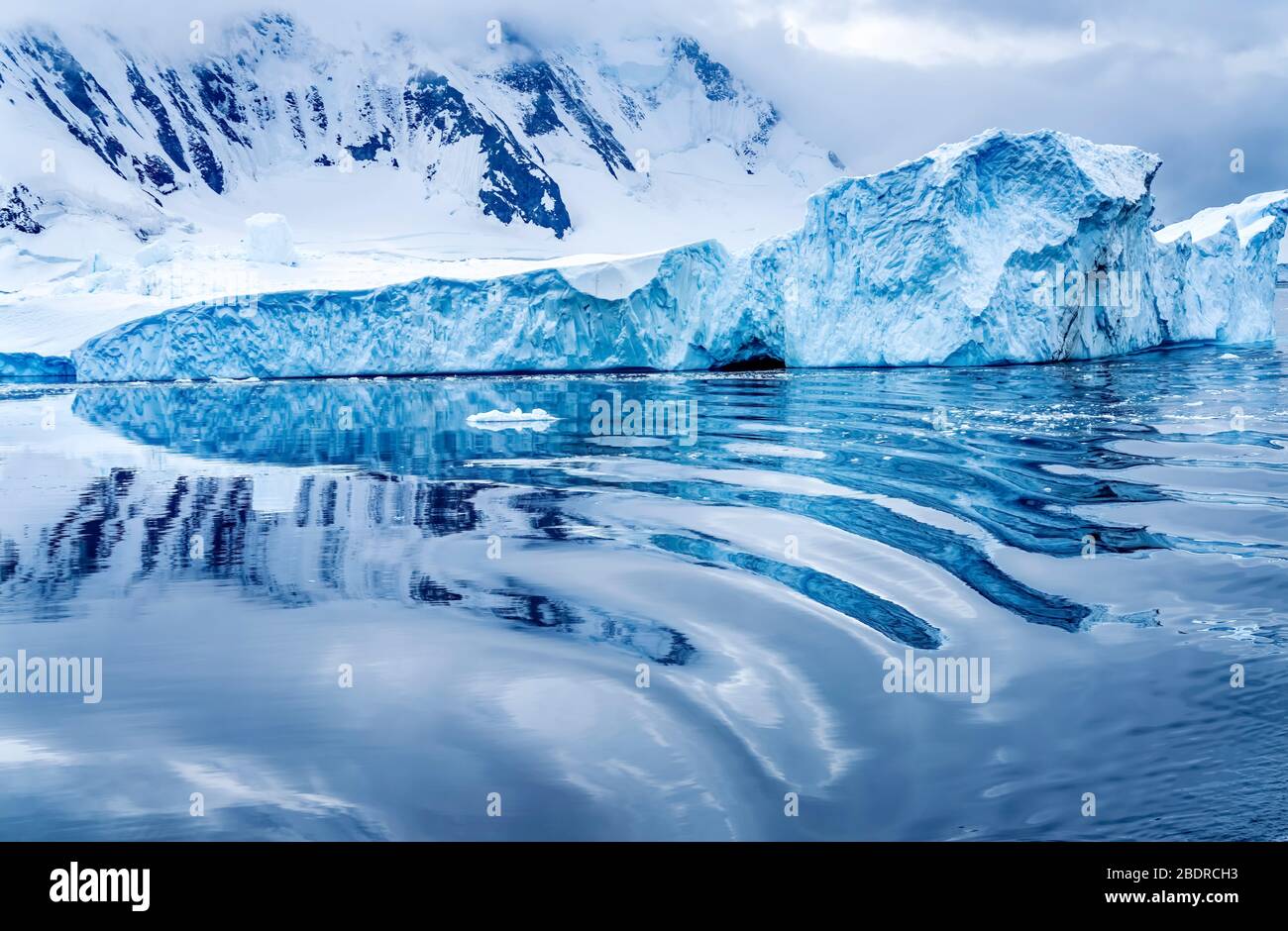 Iceberg Reflection Abstract Snow Mountains Blue Glaciers Dorian Bay Antartico Penisola Antartica. Ghiacciaio blu perché l'aria è spremuta dalla neve Foto Stock