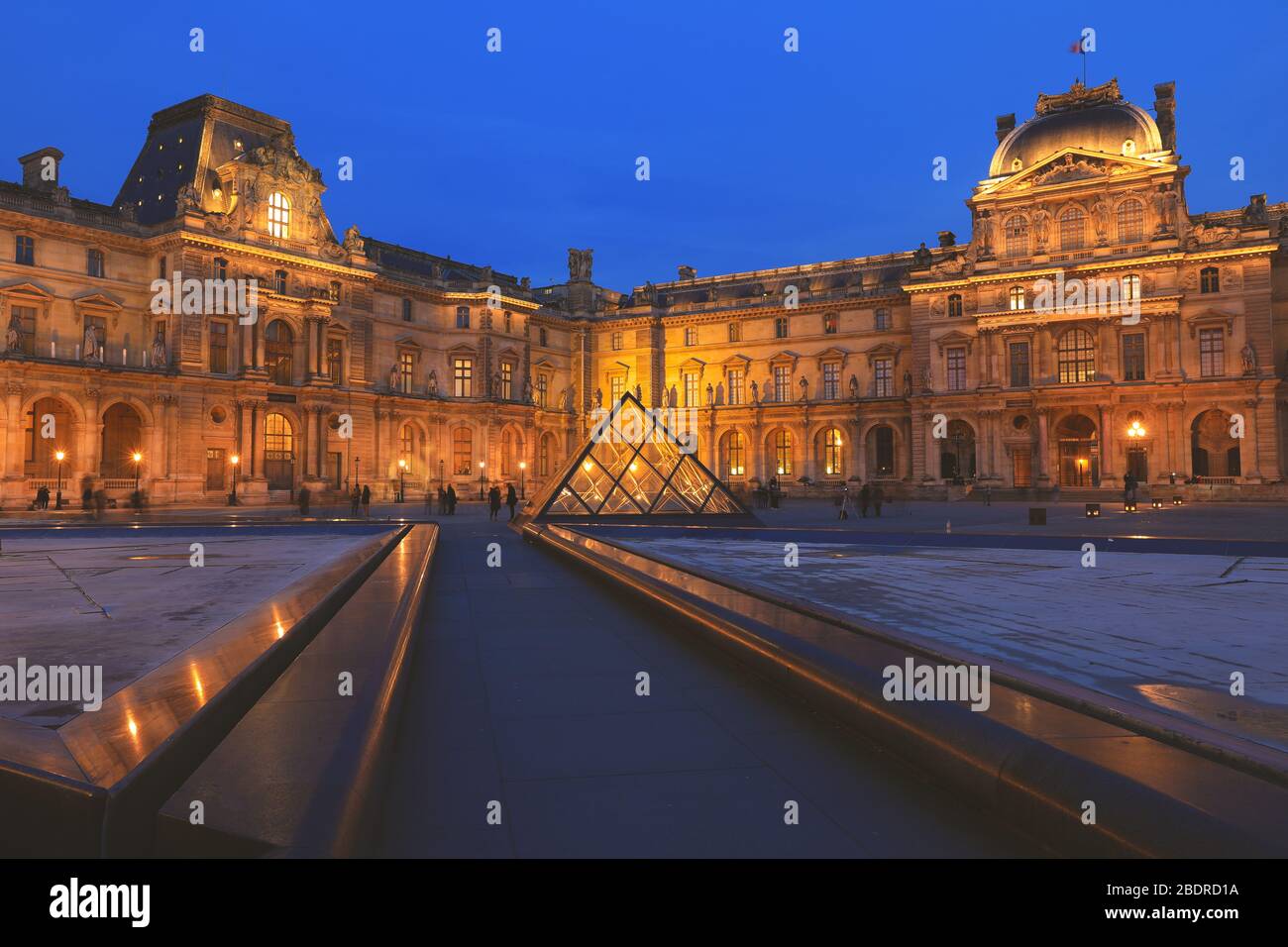 Parigi - 26 dicembre 2018 : Vista dell'edificio del Louvre nel cortile in serata. Il Museo del Louvre è uno dei musei più grandi e visitati del mondo Foto Stock