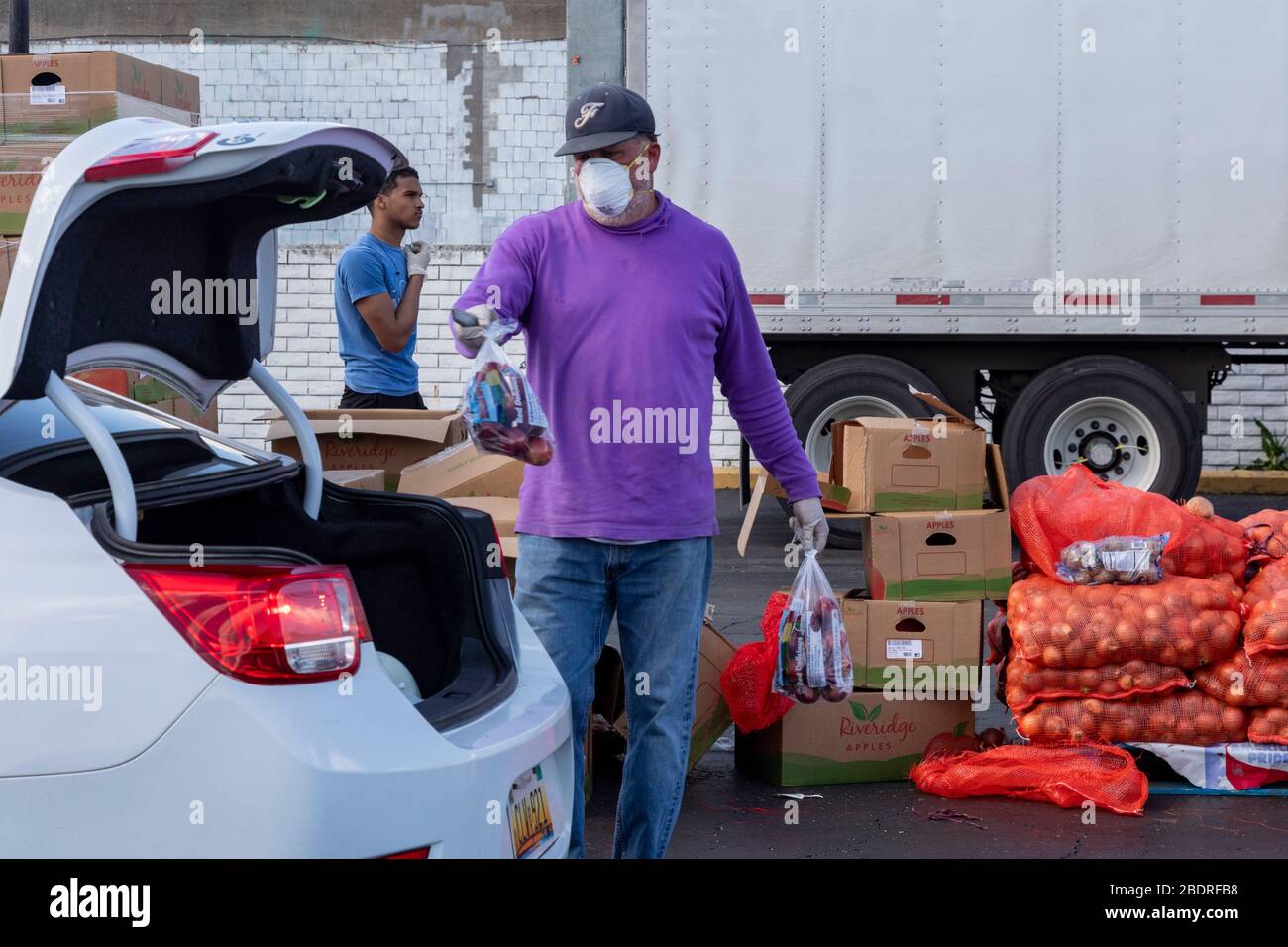 Detroit, Michigan, Stati Uniti. 8 Aprile 2020. Durante la crisi del coronavirus, la Gleaners Community Food Bank distribuisce cibo gratuito ai residenti in difficoltà nel sud-ovest di Detroit. Credit: Jim West/Alamy Live News Foto Stock