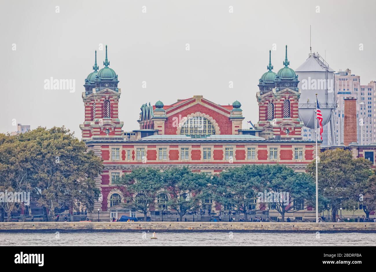 Ellis Island Immigrant Building dal traghetto Staten Island Ferry, New York Foto Stock