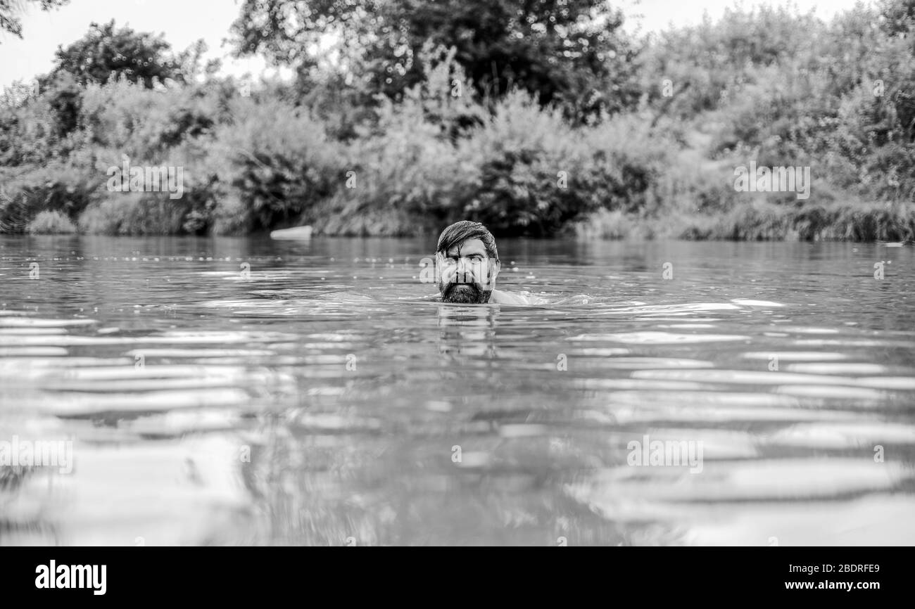 Capacità natatorie. La sensazione rinfrescante. L'uomo piace nuotare nel fiume o lago. Immergere in acqua. La freschezza della natura selvaggia. La vacanza estiva. Profondità pericolosa acqua. Relax e riposo. Nuoto Sport. Foto Stock