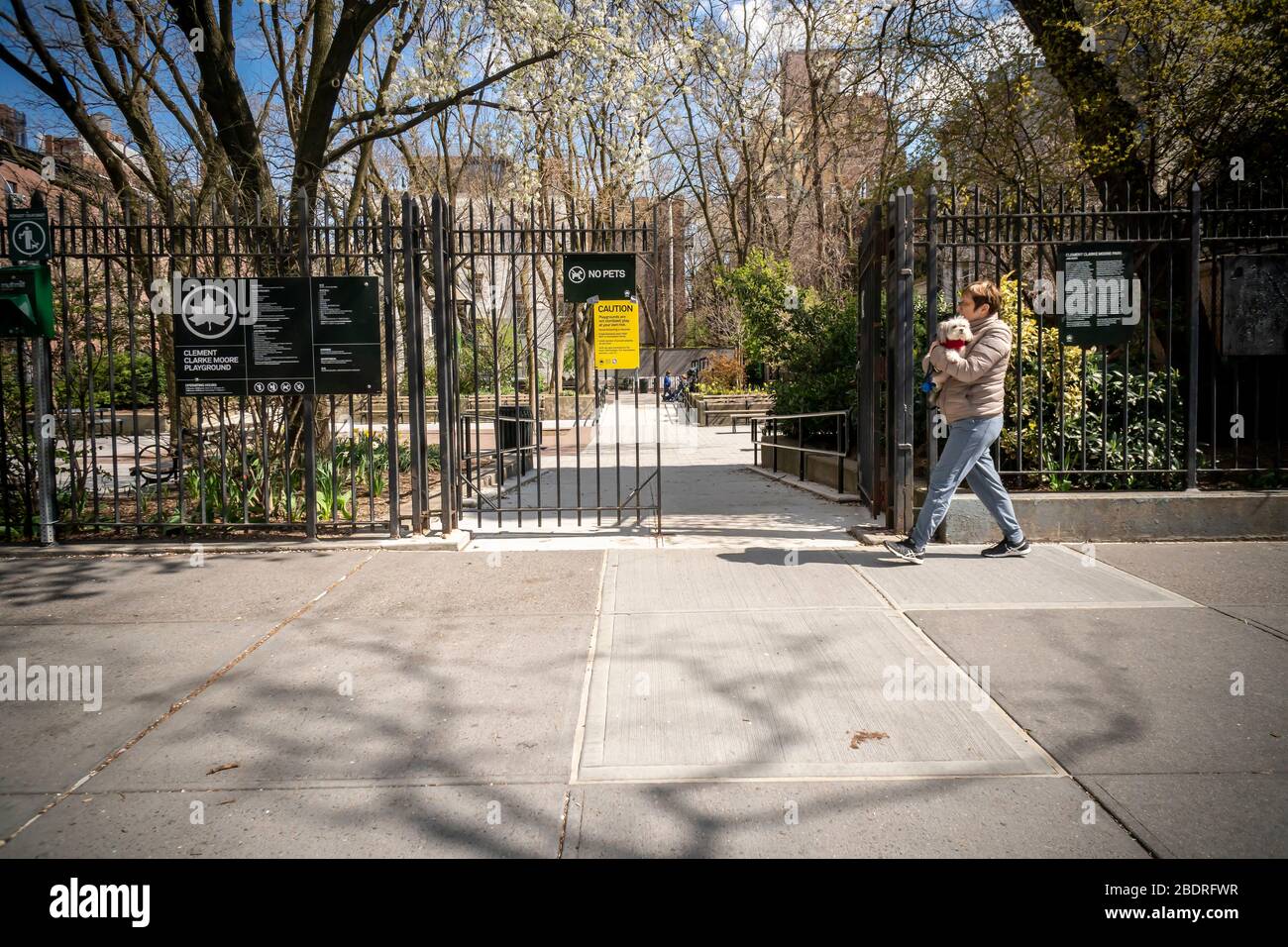 Il parco giochi Clement Clarke Moore nel quartiere di Chelsea a New York Mercoledì, 1 aprile 2020 a causa di COVID-19. Dopo essere stato stanchi di non conformità del governatore dello stato di New York, Andrew Cuomo ha ordinato di chiudere tutti i parchi giochi di New York. (© Richard B. Levine) Foto Stock