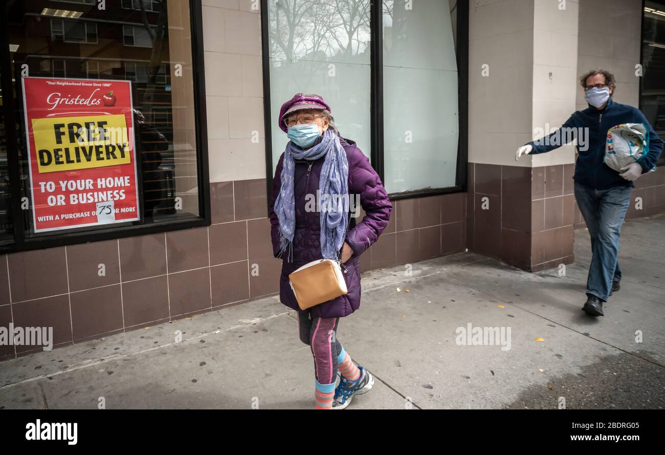 Una donna anziana cammina indossando la sua maschera a Chelsea a New York sabato 4 aprile 2020 a causa del COVID-19. (© Richard B. Levine) Foto Stock
