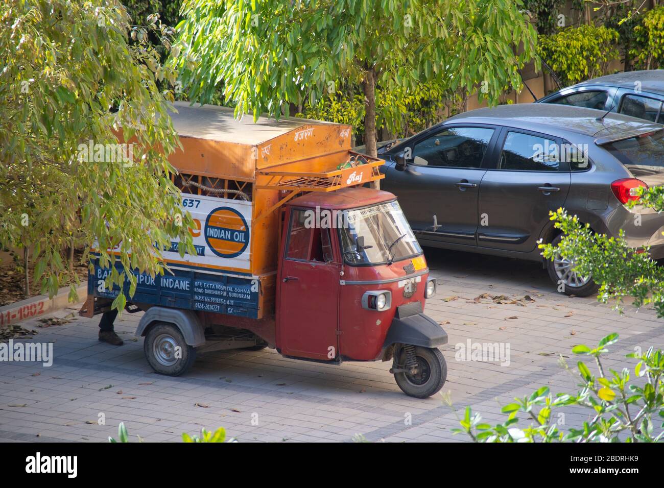 Risciò automatico con l'incane che cucina gase da olio indiano marcati sui lati nel mezzo di alcuni alberi Foto Stock