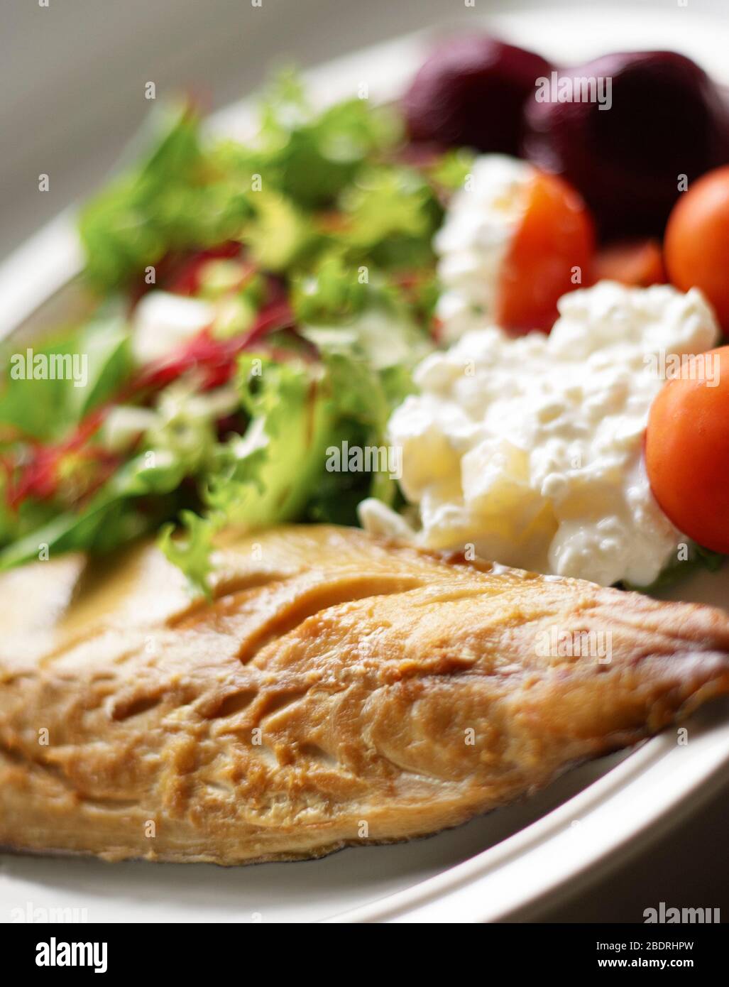 Una sana insalata di pesce Foto Stock