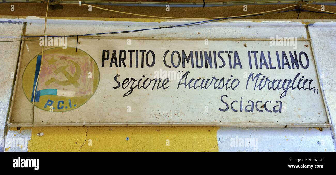 Targa storica di un antico palazzo del Partito Comunista nel centro storico Settembre 22 2019 Sciacca Sicilia Italia Foto Stock