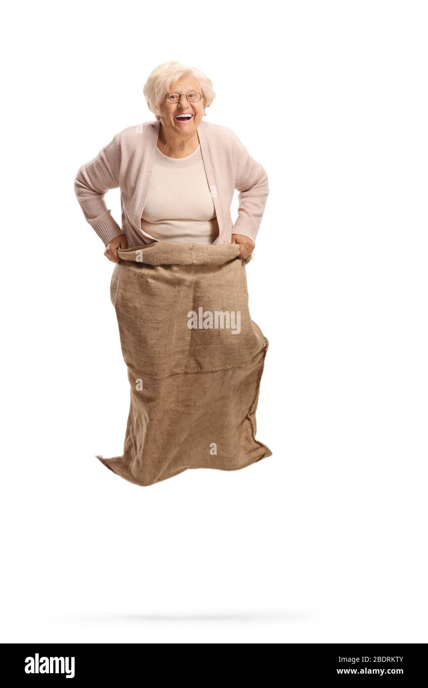 Donna anziana felice saltando con un sacco e ridendo isolato su sfondo bianco Foto Stock