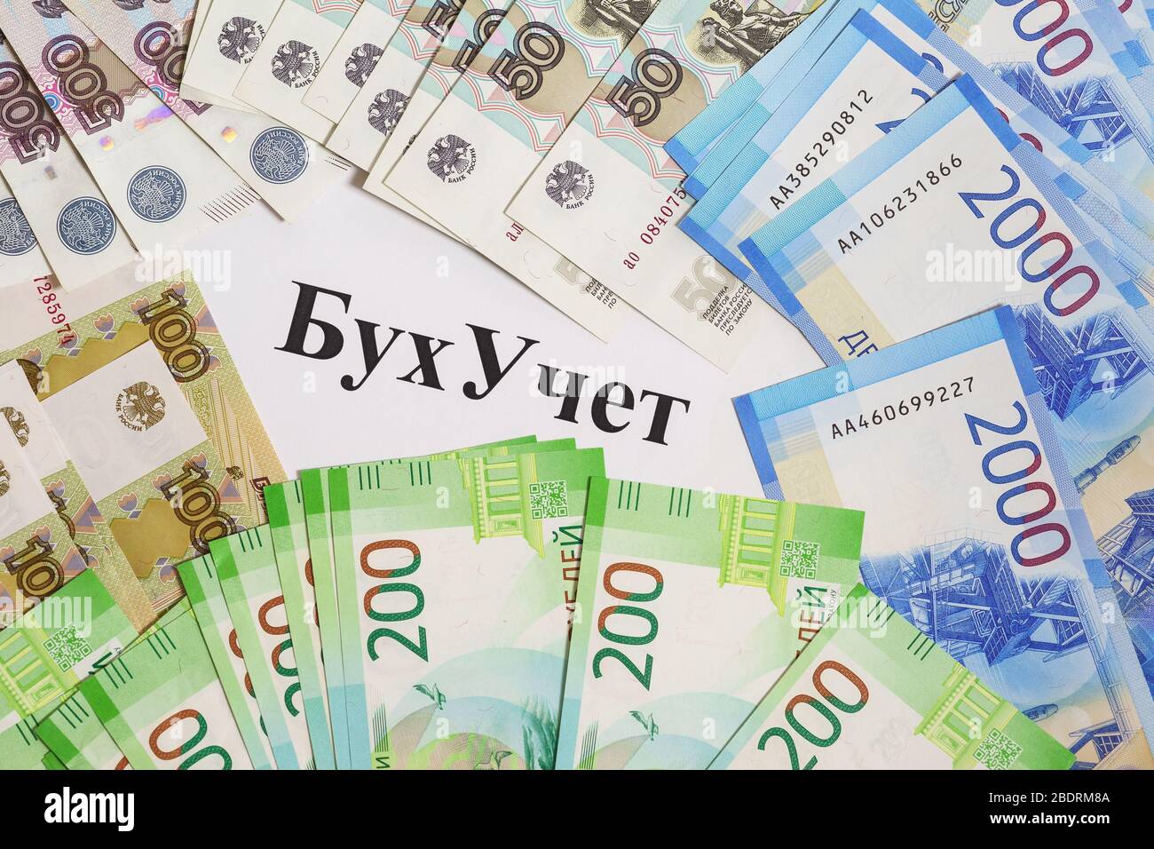 Le fatture russe di diverse denominazioni e la parola 'contabilità' in russo. Business ancora vita Foto Stock
