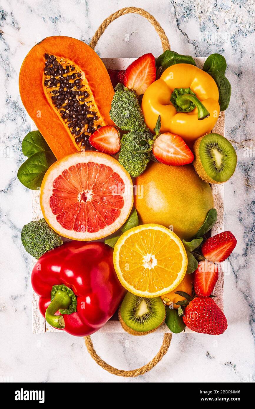 Frutta e verdura ricca di vitamina C nella casella n. Mangiare sano. Vista superiore Foto Stock