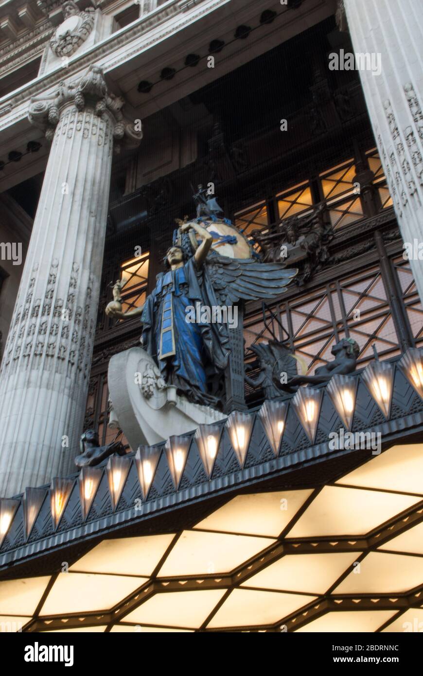 The Queen of Time West End Selfridges Department Store, 400 Oxford St, Londra W1A 1AB by Daniel Burnham per Harry Gordon Selfridge Gilbert Bayes Foto Stock