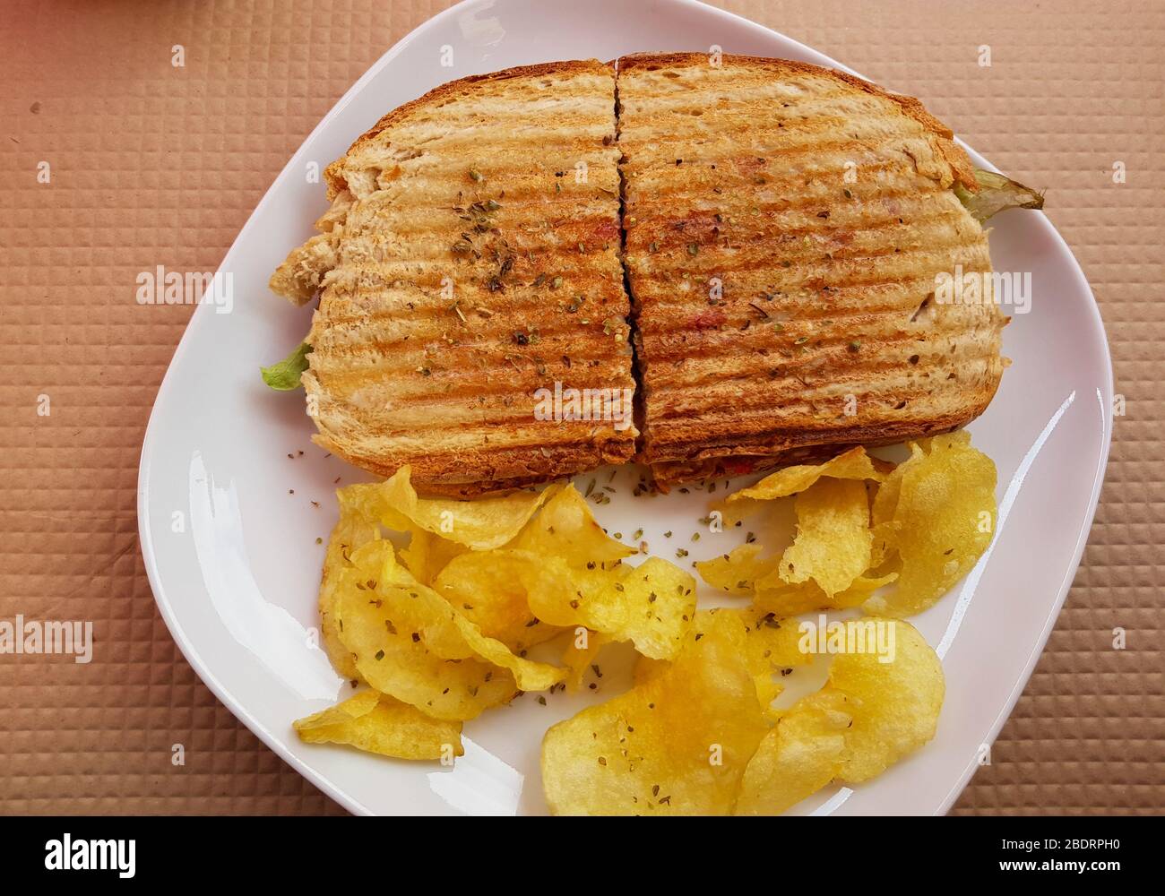 Vista dall'alto del delizioso toast sandwich e patatine fritte Foto Stock