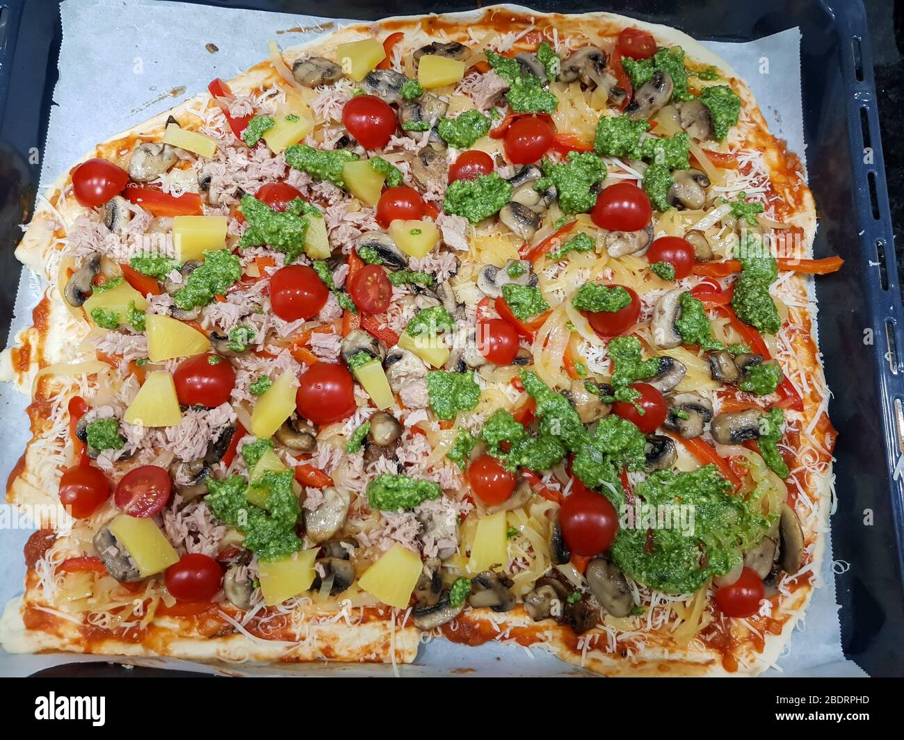 Pizza fatta in casa pronta per cucinare Foto Stock