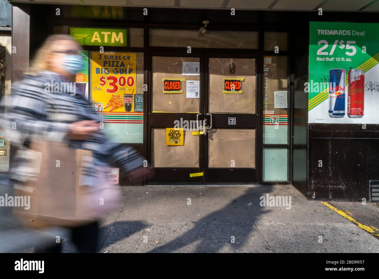 Un negozio chiuso 7-11 a causa della pandemia COVID-19, nel quartiere di New York Chelsea lunedì 6 aprile 2020. (© Richard B. Levine) Foto Stock