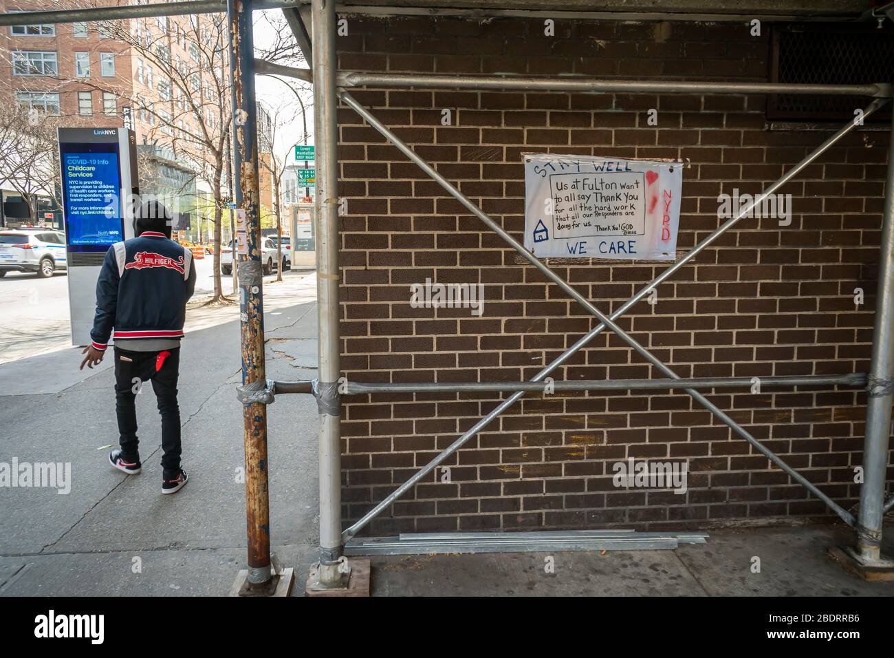 Segni sulle Case Fulton nel quartiere Chelsea di New York il Lunedi, 7 aprile 2020 ringraziare gli operatori sanitari in prima linea della pandemia COVID-19. (© Richard B. Levine) Foto Stock