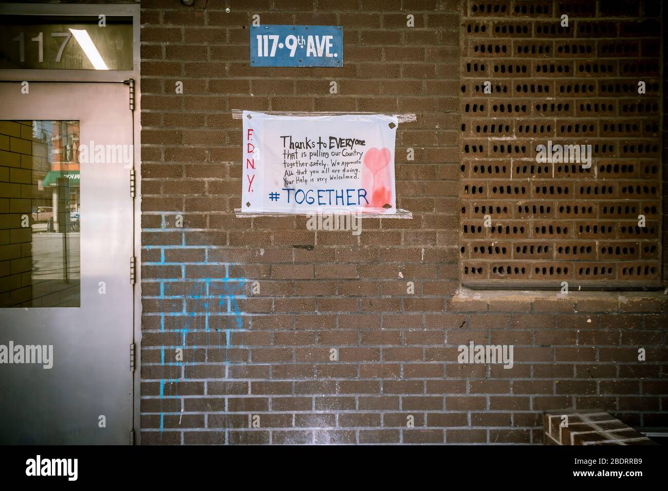 Segni sulle Case Fulton nel quartiere Chelsea di New York il Lunedi, 7 aprile 2020 ringraziare gli operatori sanitari in prima linea della pandemia COVID-19. (© Richard B. Levine) Foto Stock
