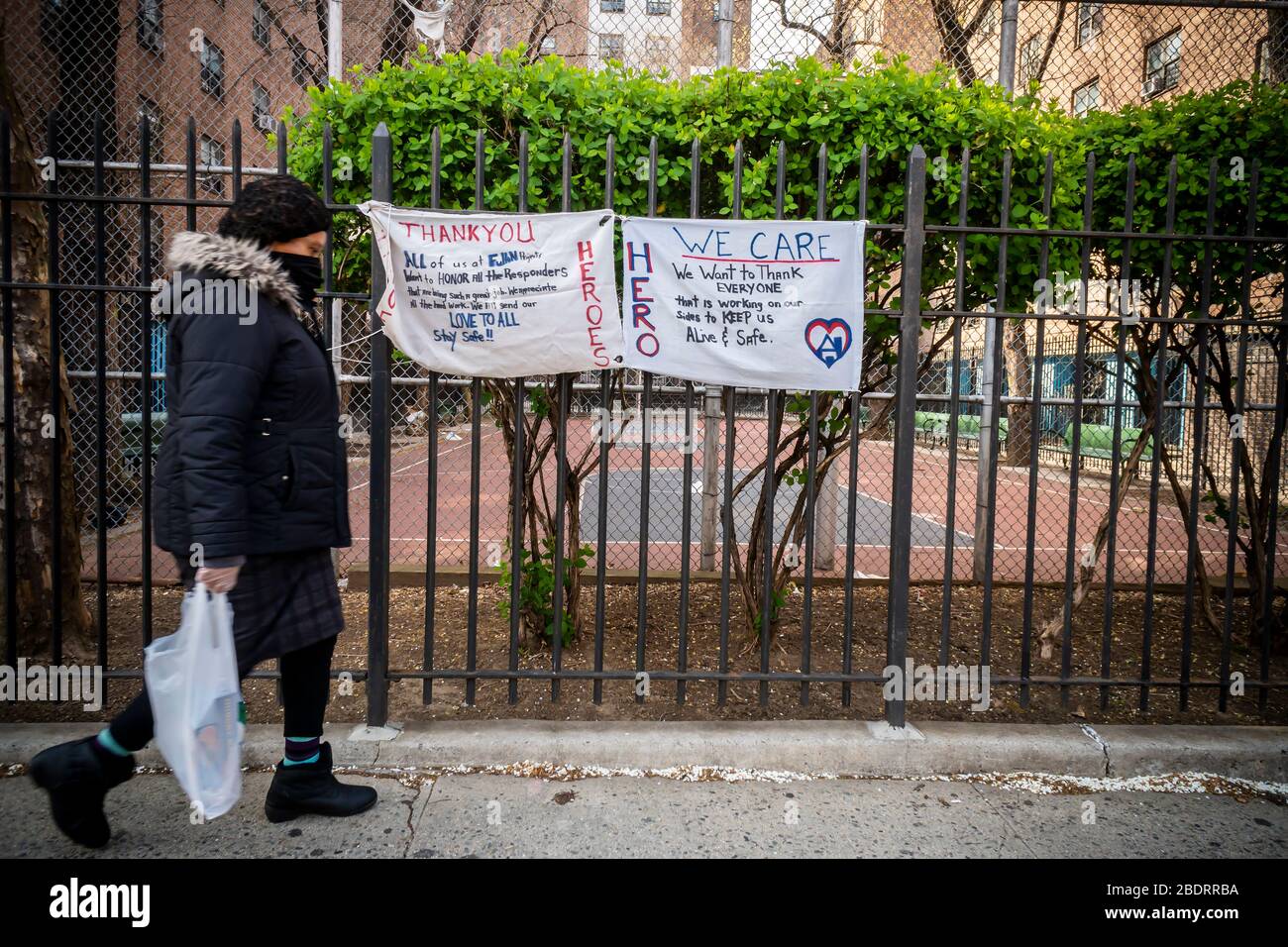 Segni sulle Case Fulton nel quartiere Chelsea di New York il Lunedi, 7 aprile 2020 ringraziare gli operatori sanitari in prima linea della pandemia COVID-19. (© Richard B. Levine) Foto Stock