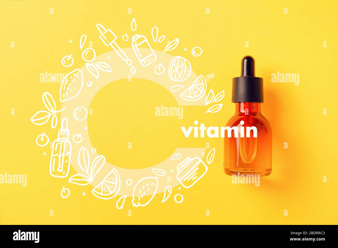 Bottiglia di vetro per cosmetici, sieri e oli con vitamina C su sfondo giallo immagine con icone stile Doodle immagine piatto Foto Stock