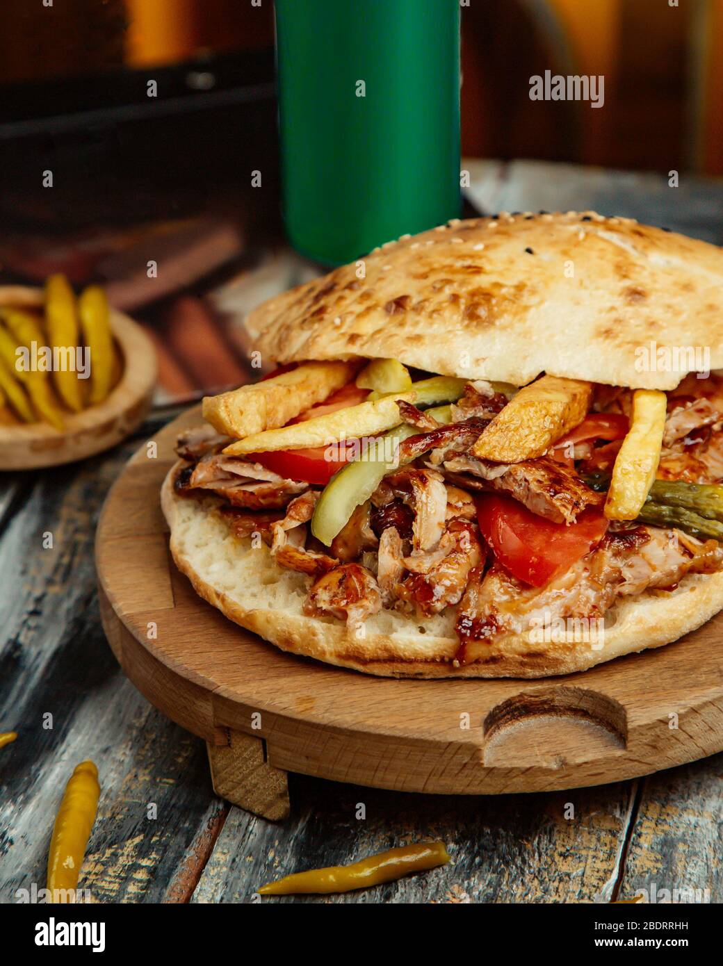 doner di pollo con patatine fritte al pomodoro e cetrioli sottaceto Foto Stock