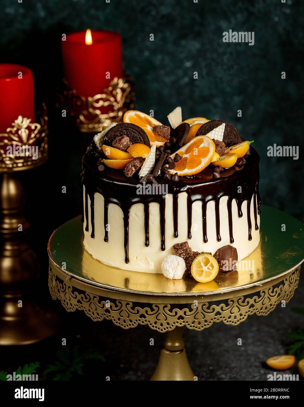 torta al cioccolato guarnita con biscotti al cioccolato e waffle Foto Stock