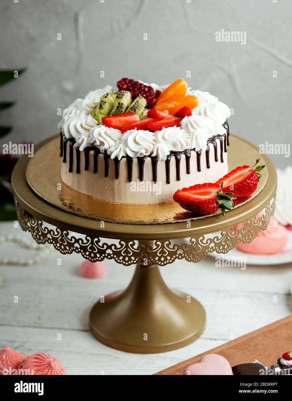 torta al cioccolato con frutta Foto Stock