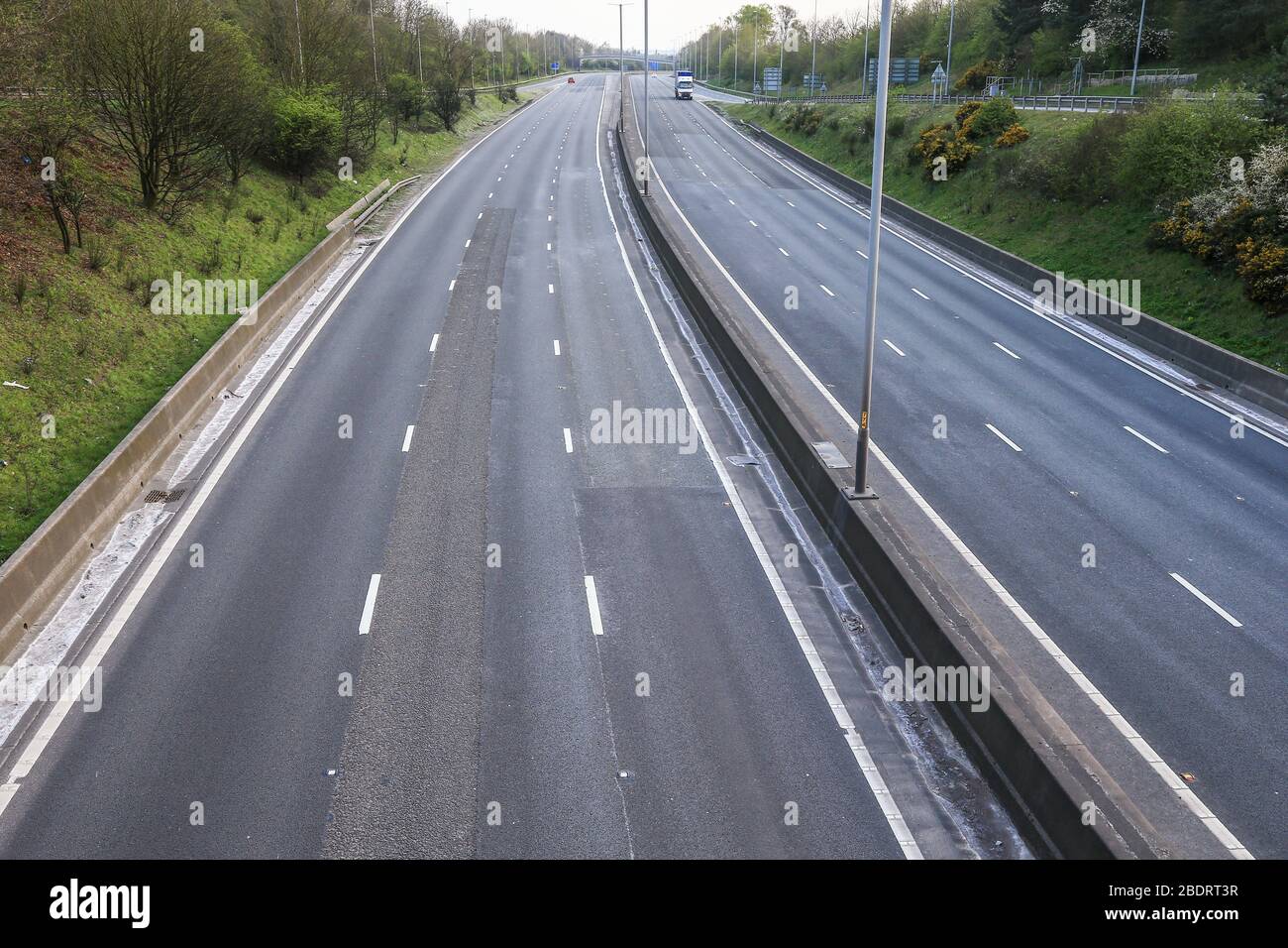 Bromsgrove, Worcestershire, Regno Unito. 9 Aprile 2020. Un'autostrada M5 straordinariamente tranquilla in direzione sud vicino a Birmingham il Giovedi pomeriggio prima del fine settimana di Pasqua in Banca, come la gente obbedisce alle istruzioni del governo di rimanere lontano dalle zone turistiche e rimanere a casa. In circostanze normali, la carreggiata a sud è affollata da roulotte, camper e traffico turistico dalle midlands che si dirigono verso sud per il fine settimana. Si possono vedere solo poche auto e camion. Credit: Peter Lopeman/Alamy Live News Foto Stock