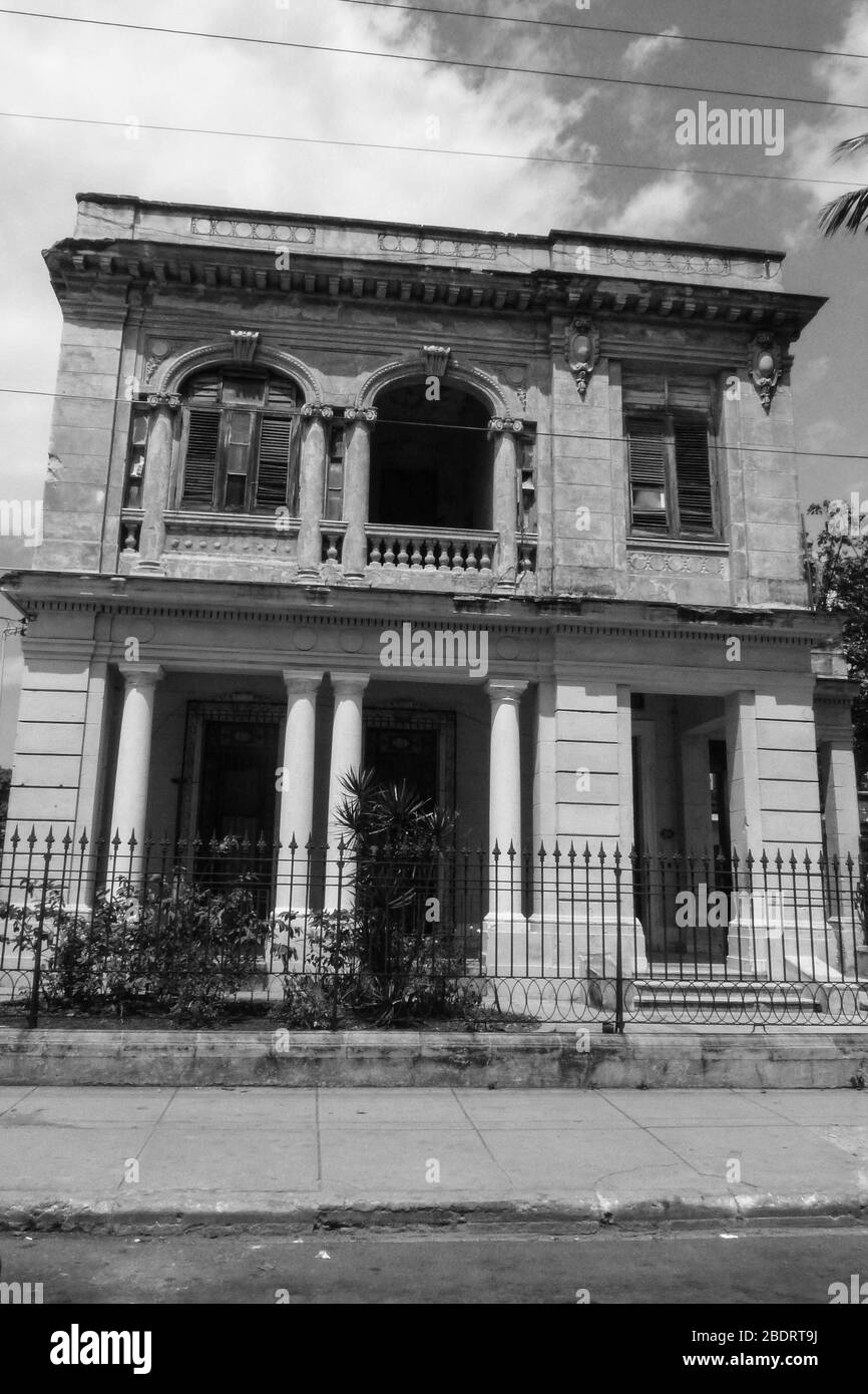 Casa in stile francese a l'Avana Cuba patrimonio edificio archi arco pianta gradini pilastri cancello ringhiere nero porta percorso strada fantasia stile Foto Stock