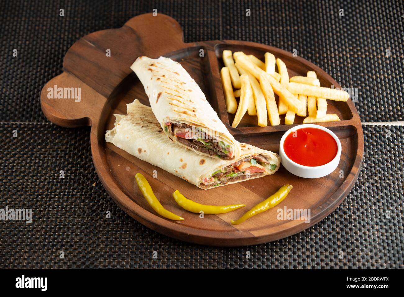 doner di carne in focaccia servito con ketchup patatine fritte e pepe sottaceto Foto Stock